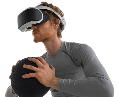 Une personne portant un casque de réalité virtuelle tient une balle noire texturée, suggérant concentration et immersion dans un environnement virtuel. L'arrière-plan est noir, renforçant l'ambiance futuriste.